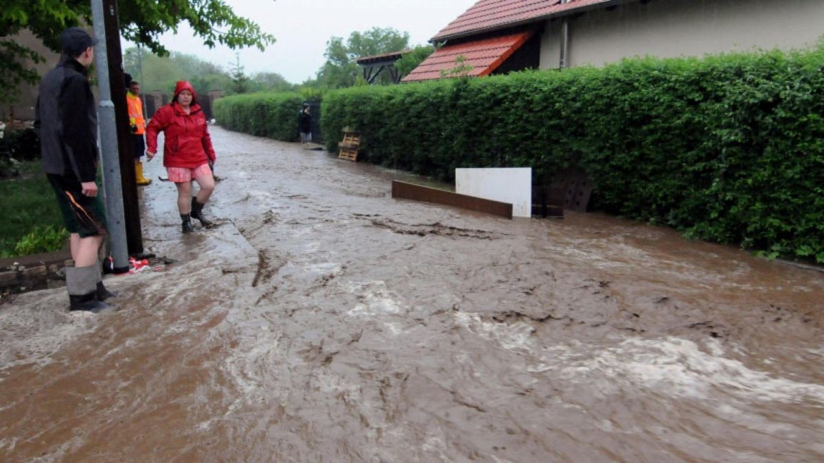 Zum dritten Mal innerhalb von 15 Tagen wurde am Samstagnachmittag das Unterdorf der Gemeinde Wiegendorf überflutet.