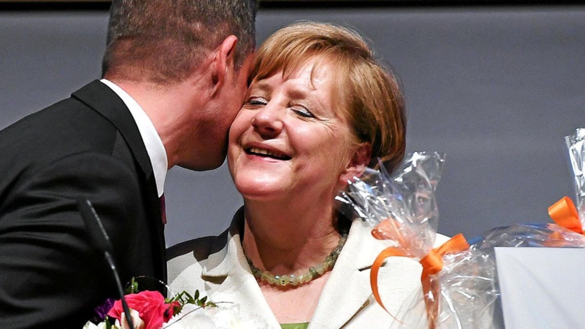 Bundeskanzlerin Angela Merkel wird in der Messe Erfurt beim Jahresempfang der CDU-Landtagsfraktion vom Thüringer Parteichef Mike Mohring verabschiedet.