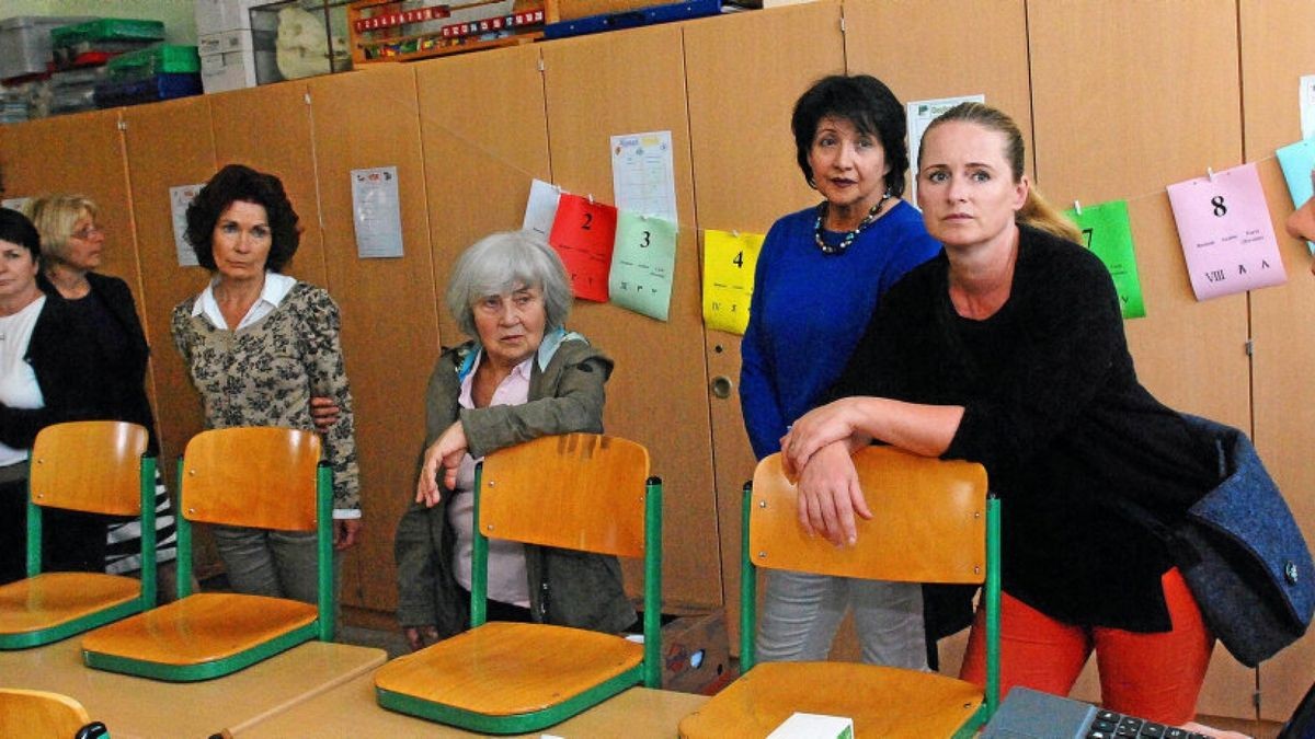 Schulleiterin Kerstin Lüder (rechts) informiert im Raum „Deutsch als Zweitsprache“ über Integrationsfortschritte an der Schule. Mit Spenden der Soroptimistinnen konnten Laptops angeschafft werden.Foto: Norman Meißner