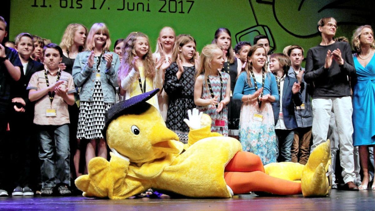 Am Ende der Preisverleihung feierten die Preisträger zusammen mit der Kinder-Jury auf der Theaterbühne.