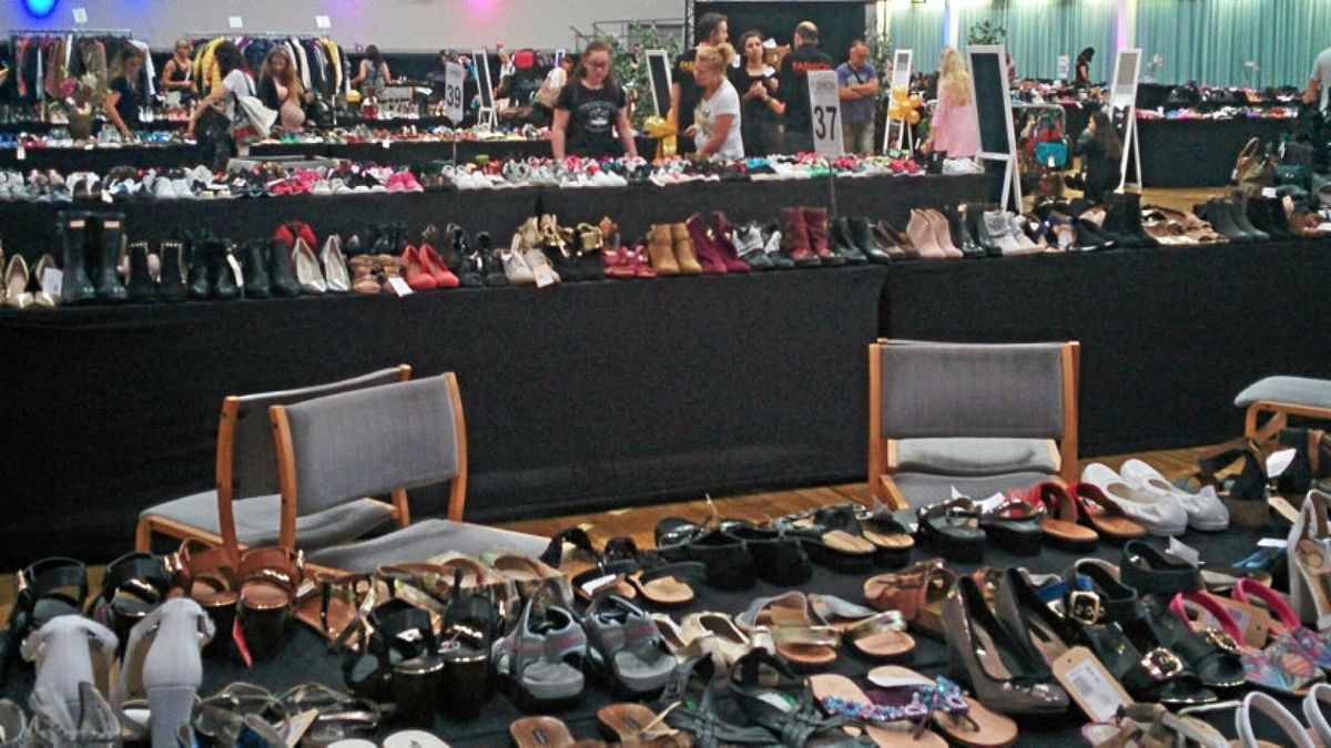 Der Fashion Flash ist zurück in Erfurt. Dort werden Schuhe, Handtaschen und Jacken sehr viel günstiger angeboten.