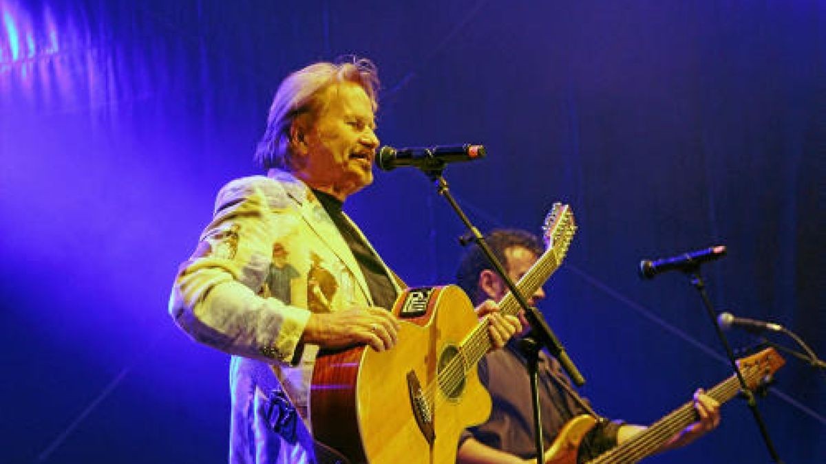 Schlagerolymp am 1. Juli auf dem Eisenacher Markt; das Publikum feierte seine Stars trotz störmenden Regenshier: Frank Zander