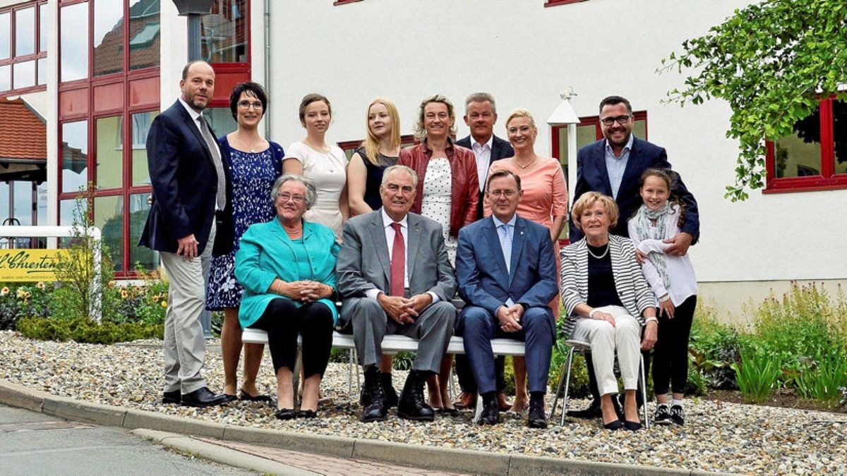 Tradition: Für das Familienfoto nahmen die Chrestensens zum 150. Jubiläum den Thüringer Ministerpräsidenten Bodo Ramelow in die Mitte.