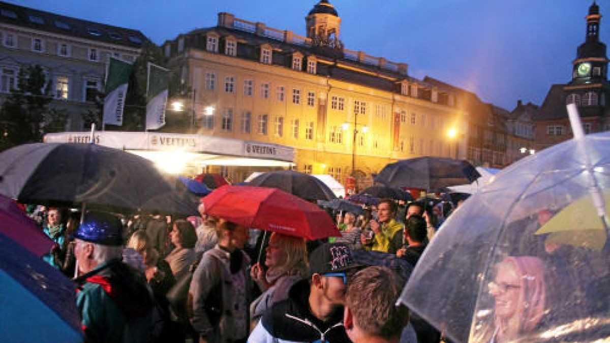 Schlagerolymp am 1. Juli auf dem Eisenacher Markt; das Publikum feierte seine Stars trotz störmenden Regens