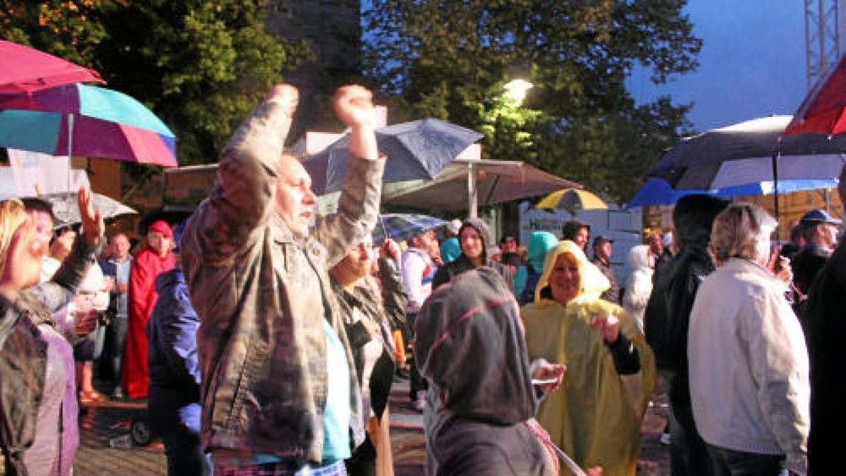 Schlagerolymp am 1. Juli auf dem Eisenacher Markt; das Publikum feierte seine Stars trotz störmenden Regens