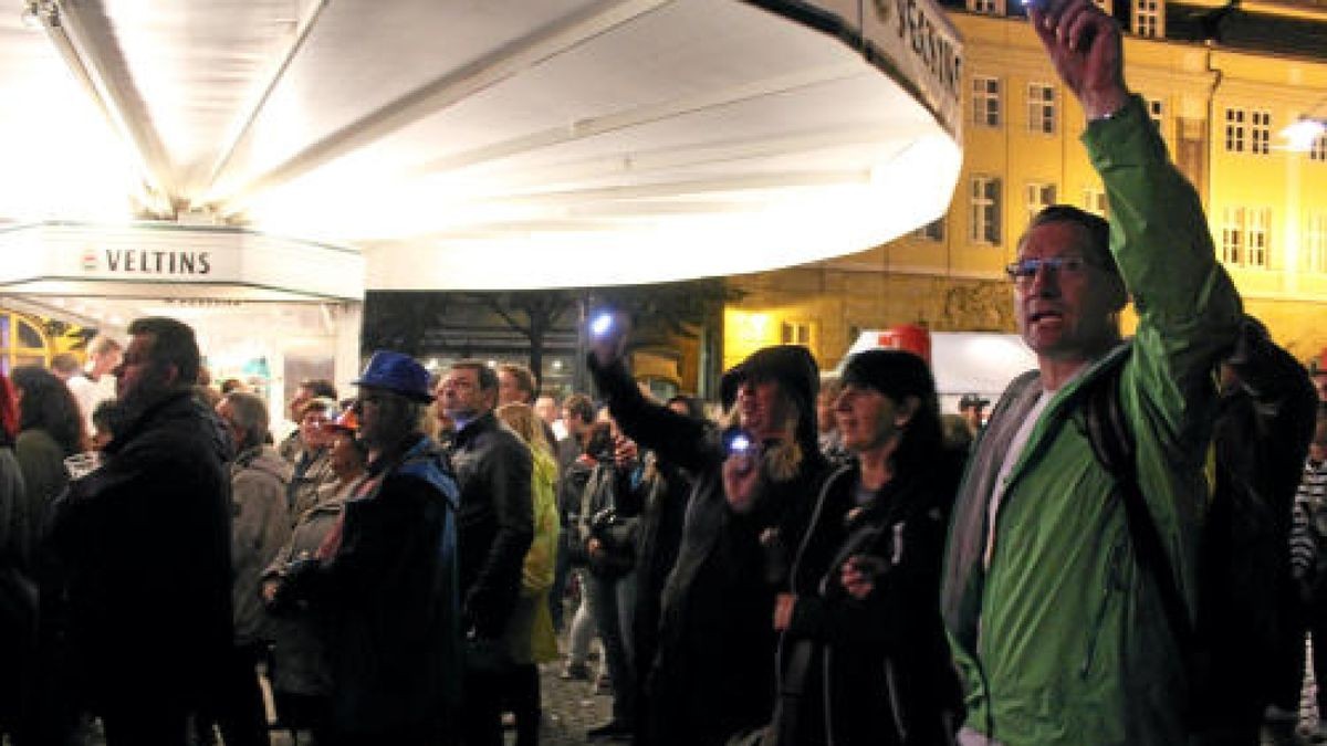 Schlagerolymp am 1. Juli auf dem Eisenacher Markt; das Publikum feierte seine Stars trotz störmenden Regens