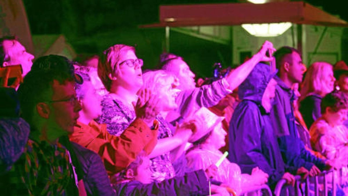 Schlagerolymp am 1. Juli auf dem Eisenacher Markt; das Publikum feierte seine Stars trotz störmenden Regens