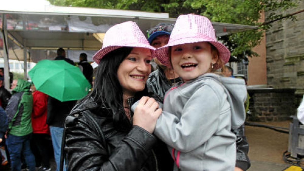 Schlagerolymp am 1. Juli auf dem Eisenacher Markt; trotz Regens feiern die Schlagerfans ihre StarsFoto: Birgit Schellbach