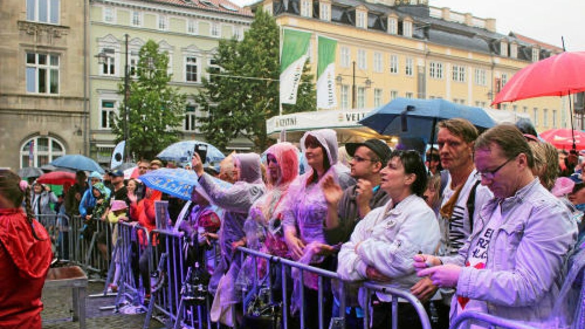 Trotz Regens feiern viele Schlagerfans ihre Stars auf dem Markt in Eisenach.