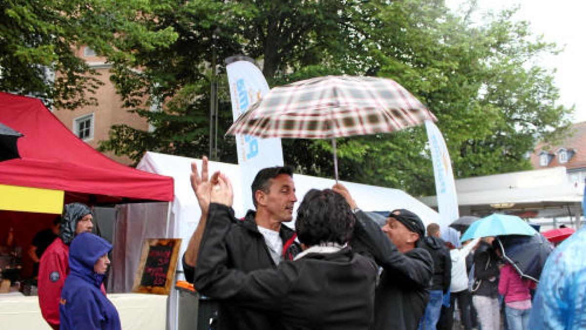 Schlagerolymp am 1. Juli auf dem Eisenacher Markt; trotz Regens feiern die Schlagerfans ihre StarsFoto: Birgit Schellbach