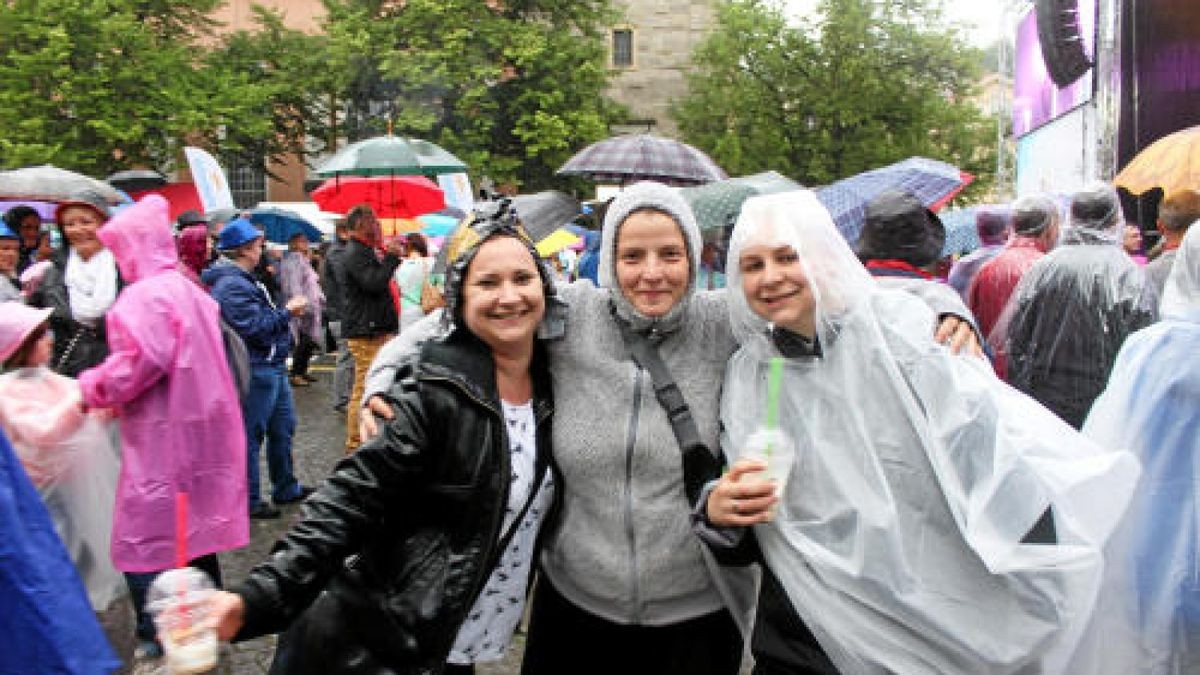 Schlagerolymp am 1. Juli auf dem Eisenacher Markt; trotz Regens feiern die Schlagerfans ihre StarsFoto: Birgit Schellbach