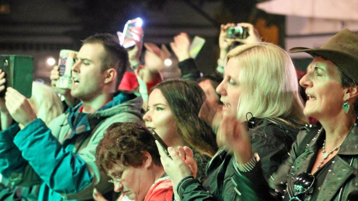 Ein Teil des Publikums singt lautstark mit, ein anderer schließt verträumt die Augen. Die Stimmung ist von Anfang an gut, auch wenn es über Stunden regnet oder nieselt. Der „Schlagerolymp“ beginnt am Nachmittag und dauert bis Mitternacht, ein solcher Marathon kann selbst eingefleischte Schlagerfans „schlauchen“. Foto: Birgit Schellbach