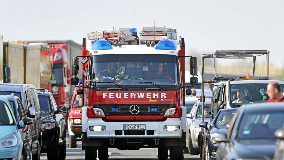 Gerade noch genug Platz: Ein Feuerwehrfahrzeug fährt durch eine Rettungsgasse im Stau.