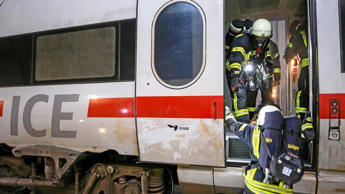 Notfallkräfte üben im Bleßberg-Tunnel ein Brandszenario mit Verletzten an einem ICE.