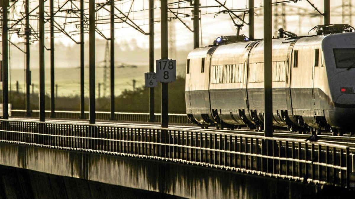 Im oktober des Vorjahres erreichte der ertse Testzug auf der ICE-Neubautrasse Tempo 300. Seither läuft die inbetriebnahme ohne merkliche Störungen.