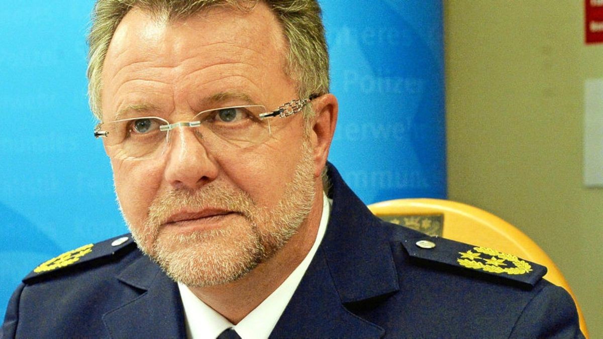 Polizeichef Uwe Brunnengräber wird massiv angegangen von der AfD-Landtagsfraktion, weil er eine Zusammenarbeit mit den Jenaer Institut für Demokratie und Zivilgesellschaft besiegelt hat.