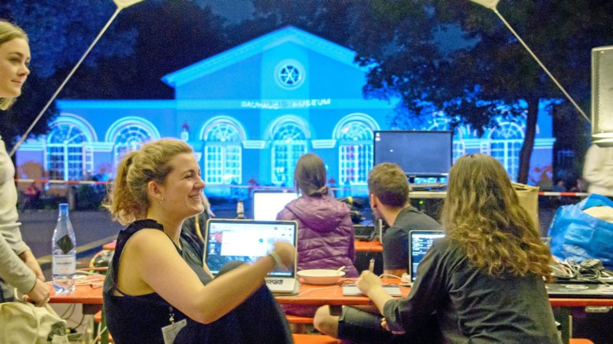 Auf dem Theaterplatz lockt „Genius Loci Lab“ – die Live-Bühne und der audiovisuelle Abenteuerspielplatz des Festivals Genius Loci Weimar.