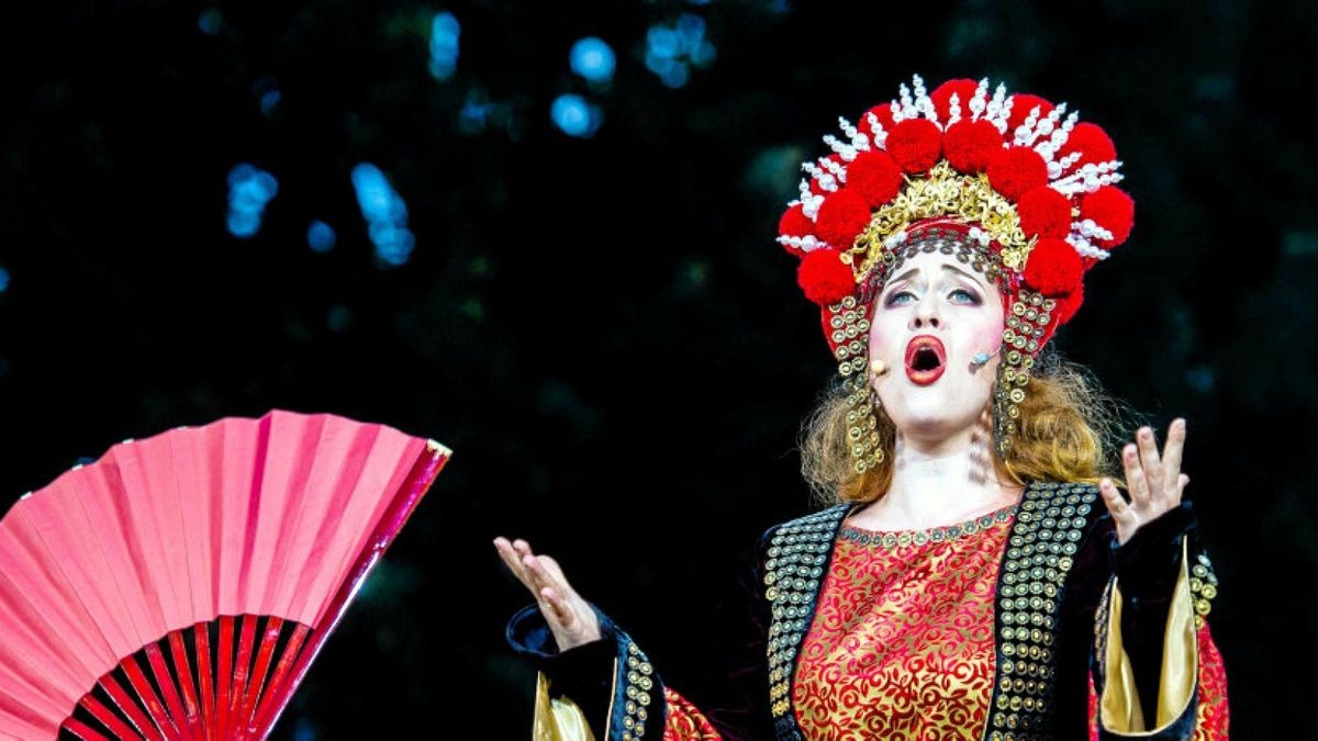 Bravourös hat Elena Stikhina die Partie der Leonora bei der Domstufen-Premiere des „Troubadour“ gesungen – bis der große Regen kam. Das schlechte Wetter brachte das Ensemble, das überwiegend aus Gästen bestand, um einen fulminanten Triumph.