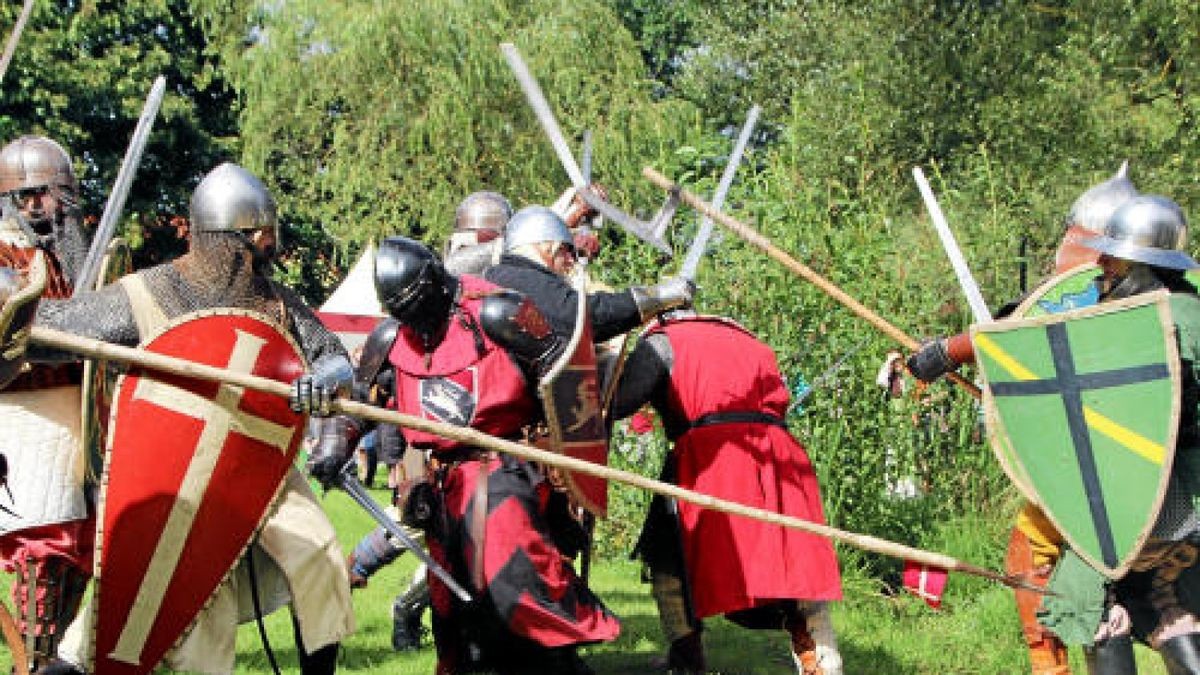 Hauen und Stechen wie zu Zeiten Luthers und davor: Mittelalterfest mit Thüringer Meisterschaften im Vollkontakt-Kampf, Heerlager und Markttreiben im Stadt- und Kurpark anlässlich der Luther-Festwoche in Tambach-Dietharz. Foto: Wieland-Fischer