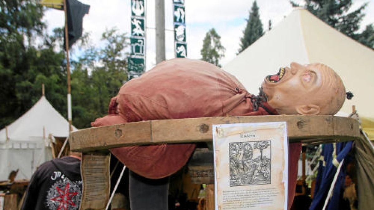 Hauen und Stechen wie zu Zeiten Luthers und davor: Mittelalterfest mit Thüringer Meisterschaften im Vollkontakt-Kampf, Heerlager und Markttreiben im Stadt- und Kurpark anlässlich der Luther-Festwoche in Tambach-Dietharz. Foto: Wieland-Fischer