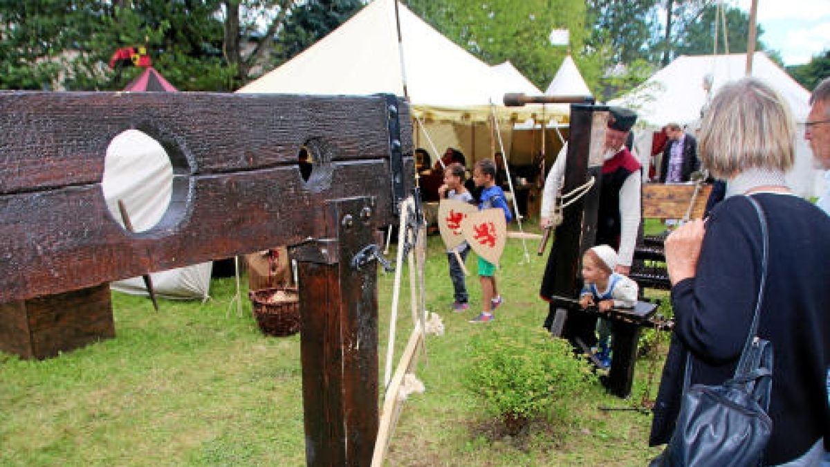 Hauen und Stechen wie zu Zeiten Luthers und davor: Mittelalterfest mit Thüringer Meisterschaften im Vollkontakt-Kampf, Heerlager und Markttreiben im Stadt- und Kurpark anlässlich der Luther-Festwoche in Tambach-Dietharz. Foto: Wieland-Fischer