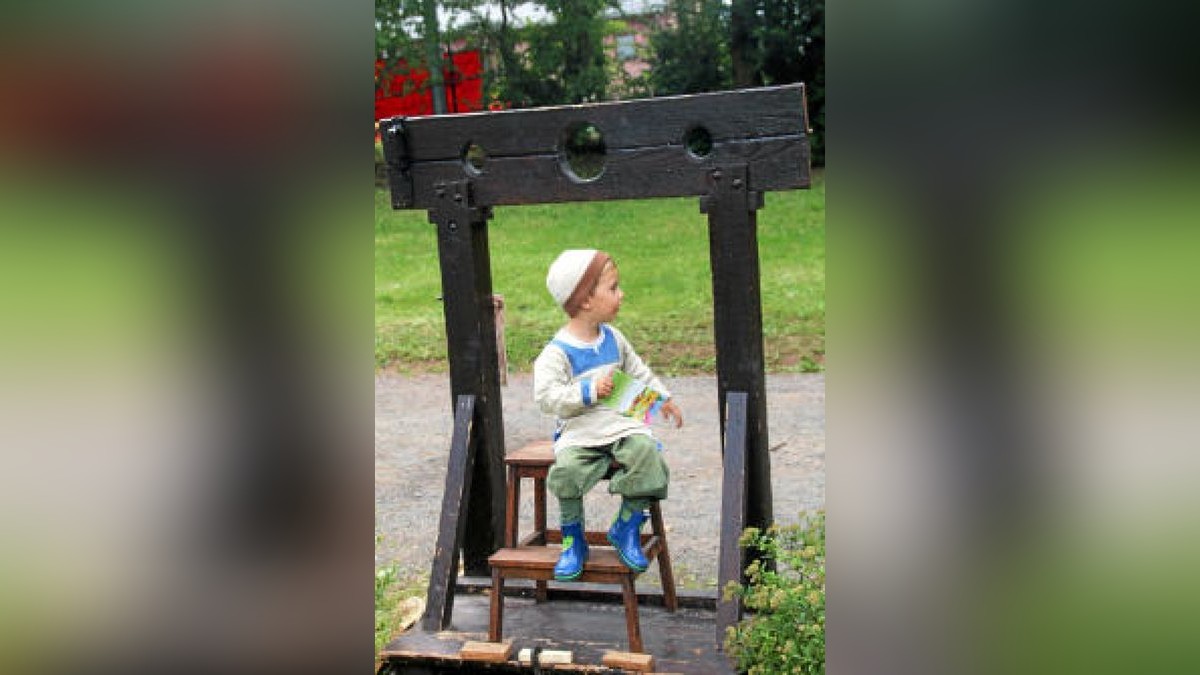 Hauen und Stechen wie zu Zeiten Luthers und davor: Mittelalterfest mit Thüringer Meisterschaften im Vollkontakt-Kampf, Heerlager und Markttreiben im Stadt- und Kurpark anlässlich der Luther-Festwoche in Tambach-Dietharz. Foto: Wieland-Fischer