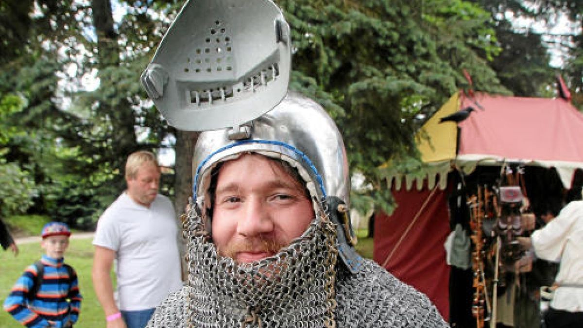 Hauen und Stechen wie zu Zeiten Luthers und davor: Mittelalterfest mit Thüringer Meisterschaften im Vollkontakt-Kampf, Heerlager und Markttreiben im Stadt- und Kurpark anlässlich der Luther-Festwoche in Tambach-Dietharz. Foto: Wieland-Fischer