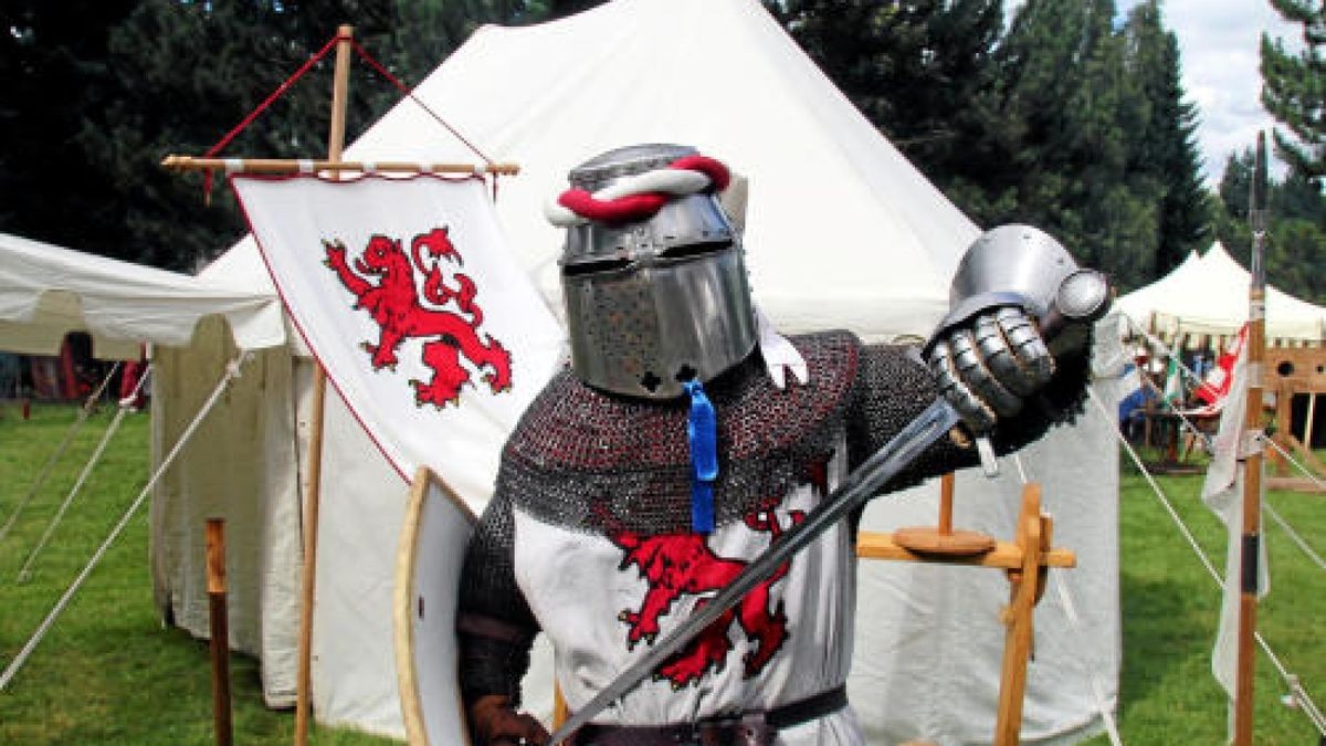 Hauen und Stechen wie zu Zeiten Luthers und davor: Mittelalterfest mit Thüringer Meisterschaften im Vollkontakt-Kampf, Heerlager und Markttreiben im Stadt- und Kurpark anlässlich der Luther-Festwoche in Tambach-Dietharz. Foto: Wieland-Fischer