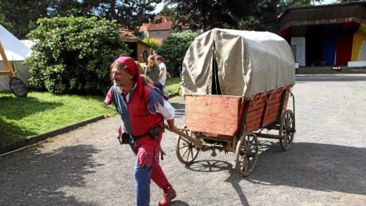 Hauen und Stechen wie zu Zeiten Luthers und davor: Mittelalterfest mit Thüringer Meisterschaften im Vollkontakt-Kampf, Heerlager und Markttreiben im Stadt- und Kurpark anlässlich der Luther-Festwoche in Tambach-Dietharz. Foto: Wieland-Fischer