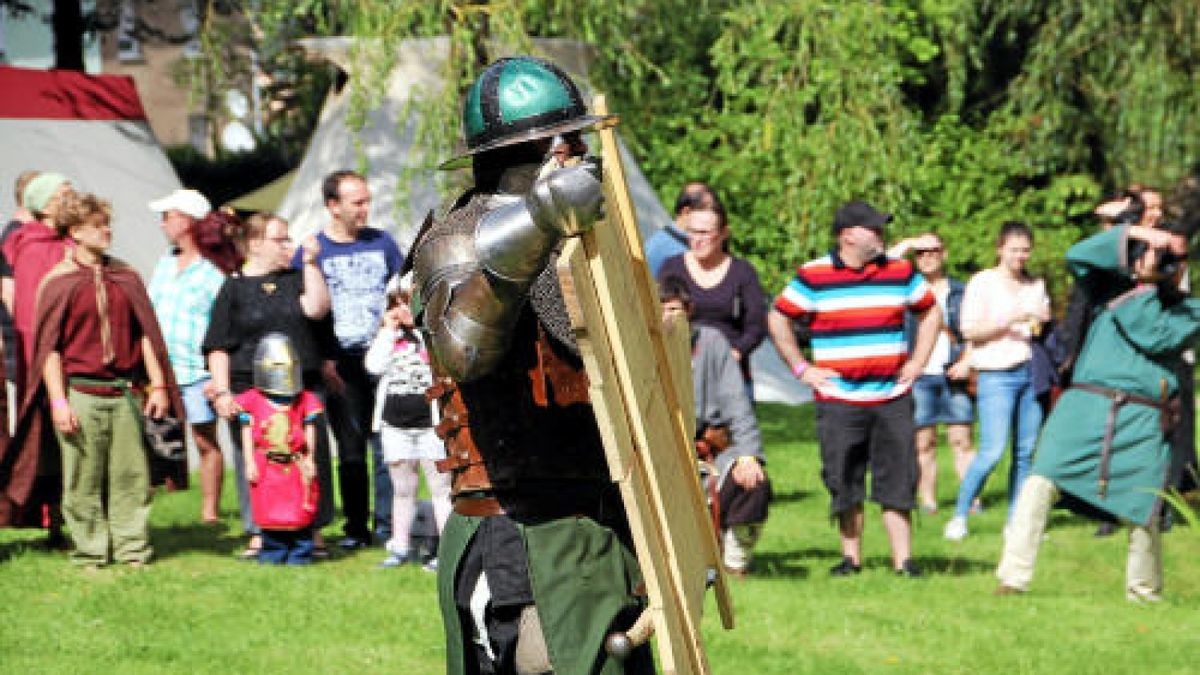 Hauen und Stechen wie zu Zeiten Luthers und davor: Mittelalterfest mit Thüringer Meisterschaften im Vollkontakt-Kampf, Heerlager und Markttreiben im Stadt- und Kurpark anlässlich der Luther-Festwoche in Tambach-Dietharz. Foto: Wieland-Fischer