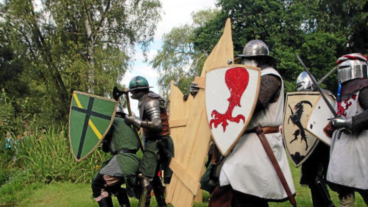 Hauen und Stechen wie zu Zeiten Luthers und davor: Mittelalterfest mit Thüringer Meisterschaften im Vollkontakt-Kampf, Heerlager und Markttreiben im Stadt- und Kurpark anlässlich der Luther-Festwoche in Tambach-Dietharz. Foto: Wieland-Fischer