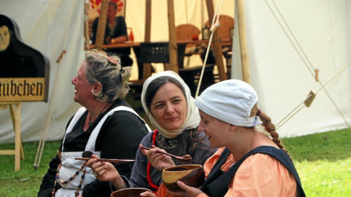 Hauen und Stechen wie zu Zeiten Luthers und davor: Mittelalterfest mit Thüringer Meisterschaften im Vollkontakt-Kampf, Heerlager und Markttreiben im Stadt- und Kurpark anlässlich der Luther-Festwoche in Tambach-Dietharz. Foto: Wieland-Fischer