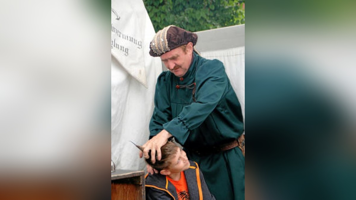 Hauen und Stechen wie zu Zeiten Luthers und davor: Mittelalterfest mit Thüringer Meisterschaften im Vollkontakt-Kampf, Heerlager und Markttreiben im Stadt- und Kurpark anlässlich der Luther-Festwoche in Tambach-Dietharz. Foto: Wieland-Fischer