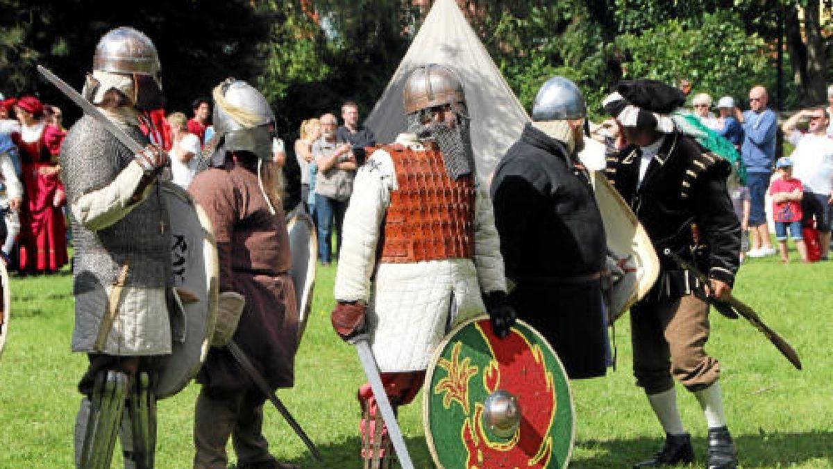 Hauen und Stechen wie zu Zeiten Luthers und davor: Mittelalterfest mit Thüringer Meisterschaften im Vollkontakt-Kampf, Heerlager und Markttreiben im Stadt- und Kurpark anlässlich der Luther-Festwoche in Tambach-Dietharz. Foto: Wieland-Fischer