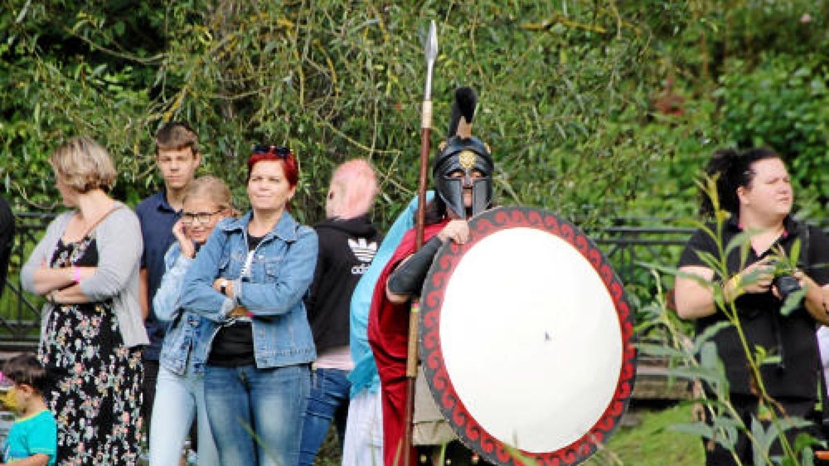 Hauen und Stechen wie zu Zeiten Luthers und davor: Mittelalterfest mit Thüringer Meisterschaften im Vollkontakt-Kampf, Heerlager und Markttreiben im Stadt- und Kurpark anlässlich der Luther-Festwoche in Tambach-Dietharz. Foto: Wieland-Fischer