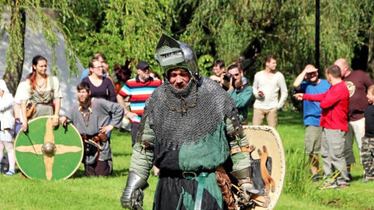 Hauen und Stechen wie zu Zeiten Luthers und davor: Mittelalterfest mit Thüringer Meisterschaften im Vollkontakt-Kampf, Heerlager und Markttreiben im Stadt- und Kurpark anlässlich der Luther-Festwoche in Tambach-Dietharz. Foto: Wieland-Fischer