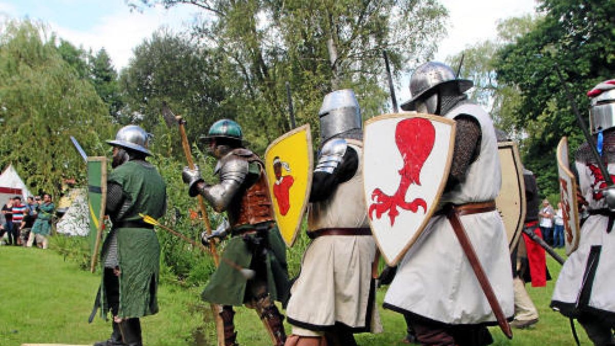 Hauen und Stechen wie zu Zeiten Luthers und davor: Mittelalterfest mit Thüringer Meisterschaften im Vollkontakt-Kampf, Heerlager und Markttreiben im Stadt- und Kurpark anlässlich der Luther-Festwoche in Tambach-Dietharz. Foto: Wieland-Fischer