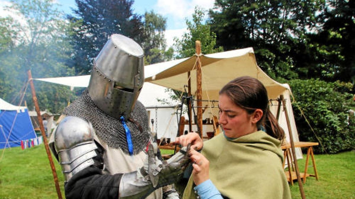 Hauen und Stechen wie zu Zeiten Luthers und davor: Mittelalterfest mit Thüringer Meisterschaften im Vollkontakt-Kampf, Heerlager und Markttreiben im Stadt- und Kurpark anlässlich der Luther-Festwoche in Tambach-Dietharz. Foto: Wieland-Fischer