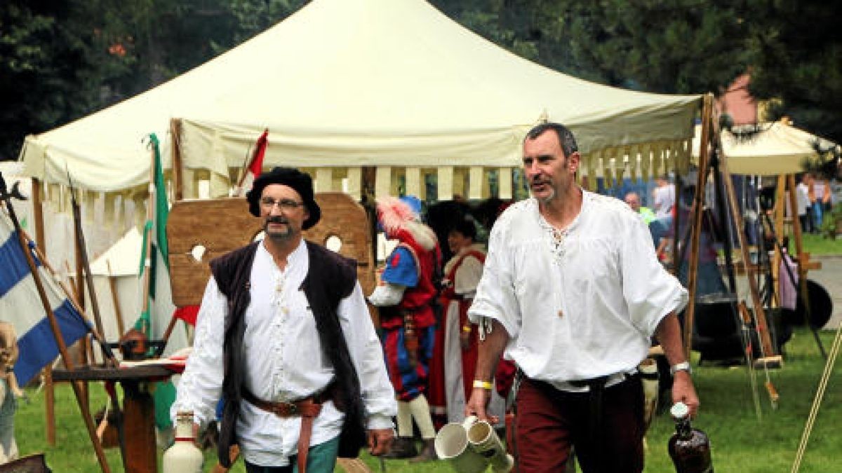 Hauen und Stechen wie zu Zeiten Luthers und davor: Mittelalterfest mit Thüringer Meisterschaften im Vollkontakt-Kampf, Heerlager und Markttreiben im Stadt- und Kurpark anlässlich der Luther-Festwoche in Tambach-Dietharz. Foto: Wieland-Fischer