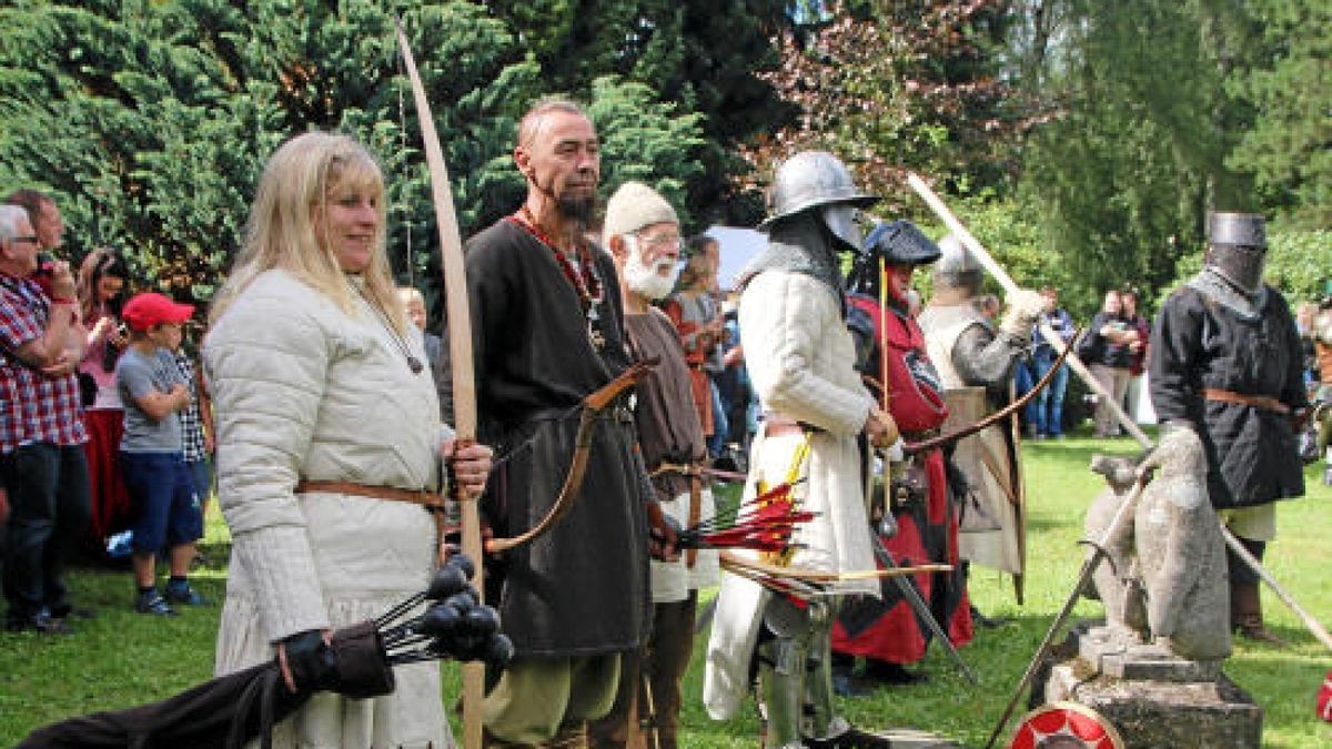 Hauen und Stechen wie zu Zeiten Luthers und davor: Mittelalterfest mit Thüringer Meisterschaften im Vollkontakt-Kampf, Heerlager und Markttreiben im Stadt- und Kurpark anlässlich der Luther-Festwoche in Tambach-Dietharz. Foto: Wieland-Fischer