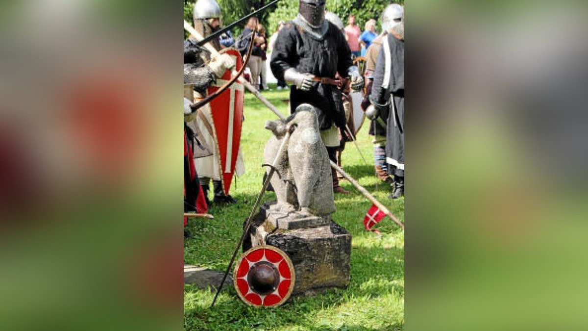 Hauen und Stechen wie zu Zeiten Luthers und davor: Mittelalterfest mit Thüringer Meisterschaften im Vollkontakt-Kampf, Heerlager und Markttreiben im Stadt- und Kurpark anlässlich der Luther-Festwoche in Tambach-Dietharz. Foto: Wieland-Fischer