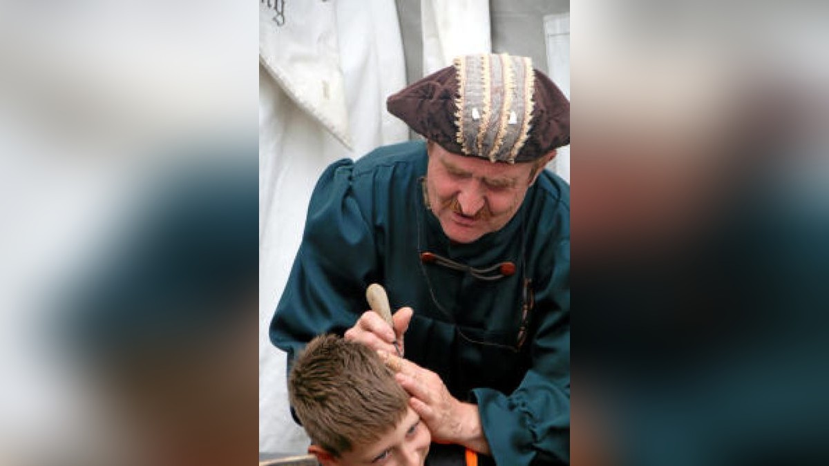 Hauen und Stechen wie zu Zeiten Luthers und davor: Mittelalterfest mit Thüringer Meisterschaften im Vollkontakt-Kampf, Heerlager und Markttreiben im Stadt- und Kurpark anlässlich der Luther-Festwoche in Tambach-Dietharz. Foto: Wieland-Fischer