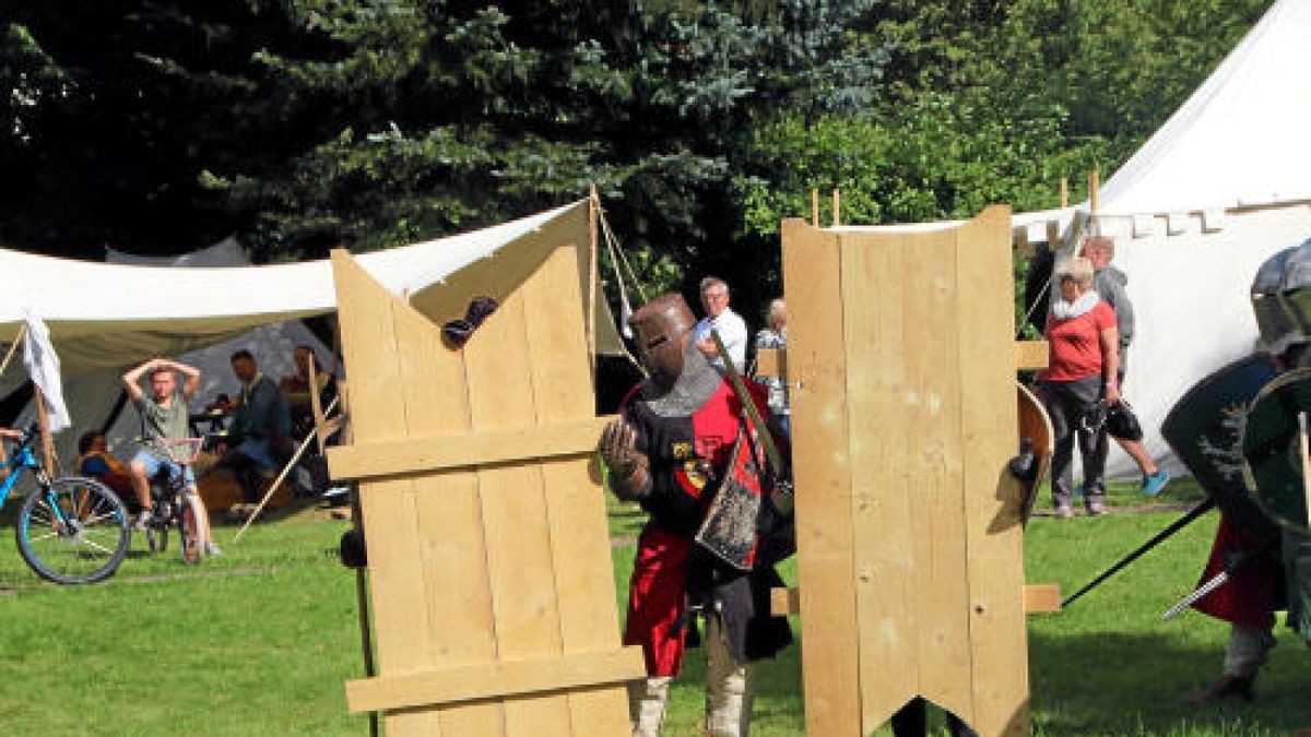 Hauen und Stechen wie zu Zeiten Luthers und davor: Mittelalterfest mit Thüringer Meisterschaften im Vollkontakt-Kampf, Heerlager und Markttreiben im Stadt- und Kurpark anlässlich der Luther-Festwoche in Tambach-Dietharz. Foto: Wieland-Fischer