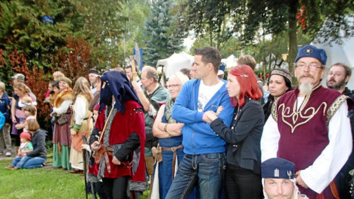 Hauen und Stechen wie zu Zeiten Luthers und davor: Mittelalterfest mit Thüringer Meisterschaften im Vollkontakt-Kampf, Heerlager und Markttreiben im Stadt- und Kurpark anlässlich der Luther-Festwoche in Tambach-Dietharz. Foto: Wieland-Fischer