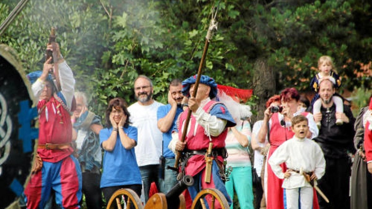 Hauen und Stechen wie zu Zeiten Luthers und davor: Mittelalterfest mit Thüringer Meisterschaften im Vollkontakt-Kampf, Heerlager und Markttreiben im Stadt- und Kurpark anlässlich der Luther-Festwoche in Tambach-Dietharz. Foto: Wieland-Fischer