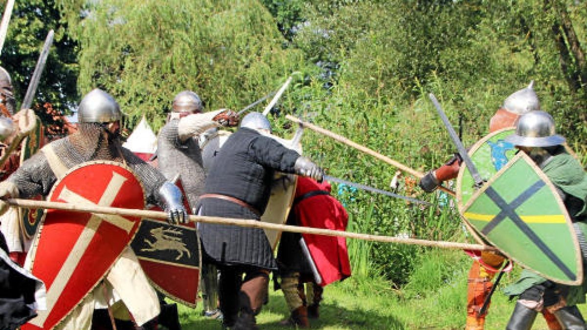 Hauen und Stechen wie zu Zeiten Luthers und davor: Mittelalterfest mit Thüringer Meisterschaften im Vollkontakt-Kampf, Heerlager und Markttreiben im Stadt- und Kurpark anlässlich der Luther-Festwoche in Tambach-Dietharz. Foto: Wieland-Fischer