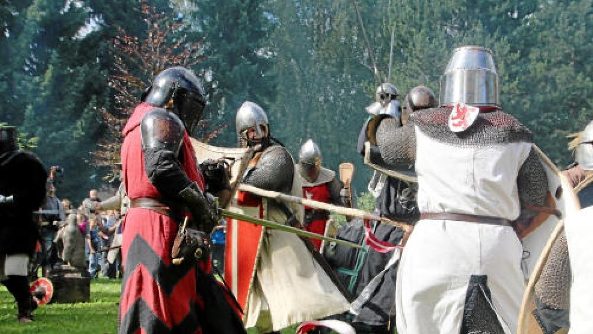 Hauen und Stechen wie zu Zeiten Luthers und davor: Mittelalterfest mit Thüringer Meisterschaften im Vollkontakt-Kampf, Heerlager und Markttreiben im Stadt- und Kurpark anlässlich der Luther-Festwoche in Tambach-Dietharz. Foto: Wieland-Fischer