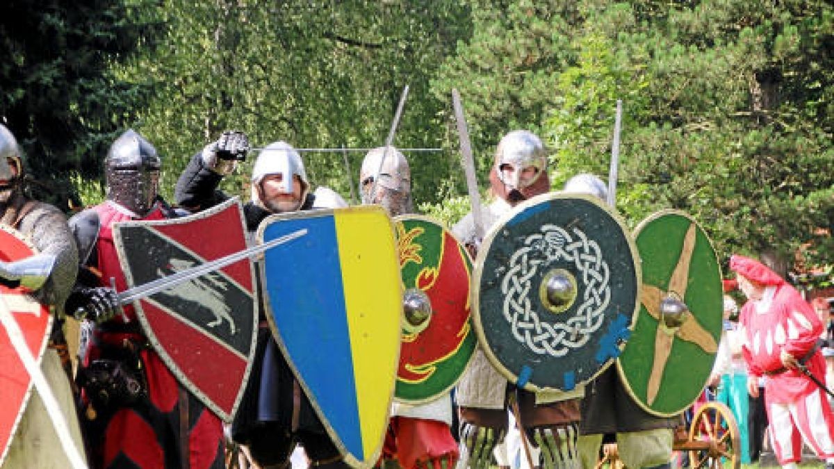 Hauen und Stechen wie zu Zeiten Luthers und davor: Mittelalterfest mit Thüringer Meisterschaften im Vollkontakt-Kampf, Heerlager und Markttreiben im Stadt- und Kurpark anlässlich der Luther-Festwoche in Tambach-Dietharz. Foto: Wieland-Fischer