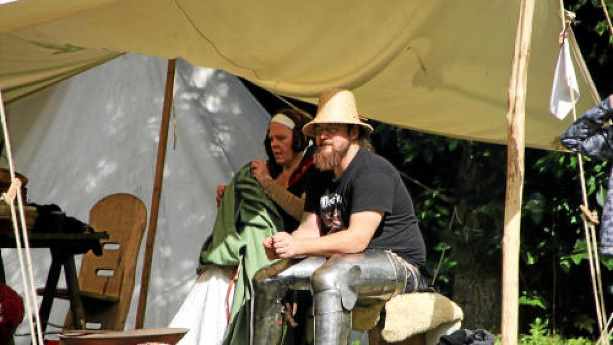 Hauen und Stechen wie zu Zeiten Luthers und davor: Mittelalterfest mit Thüringer Meisterschaften im Vollkontakt-Kampf, Heerlager und Markttreiben im Stadt- und Kurpark anlässlich der Luther-Festwoche in Tambach-Dietharz. Foto: Wieland-Fischer