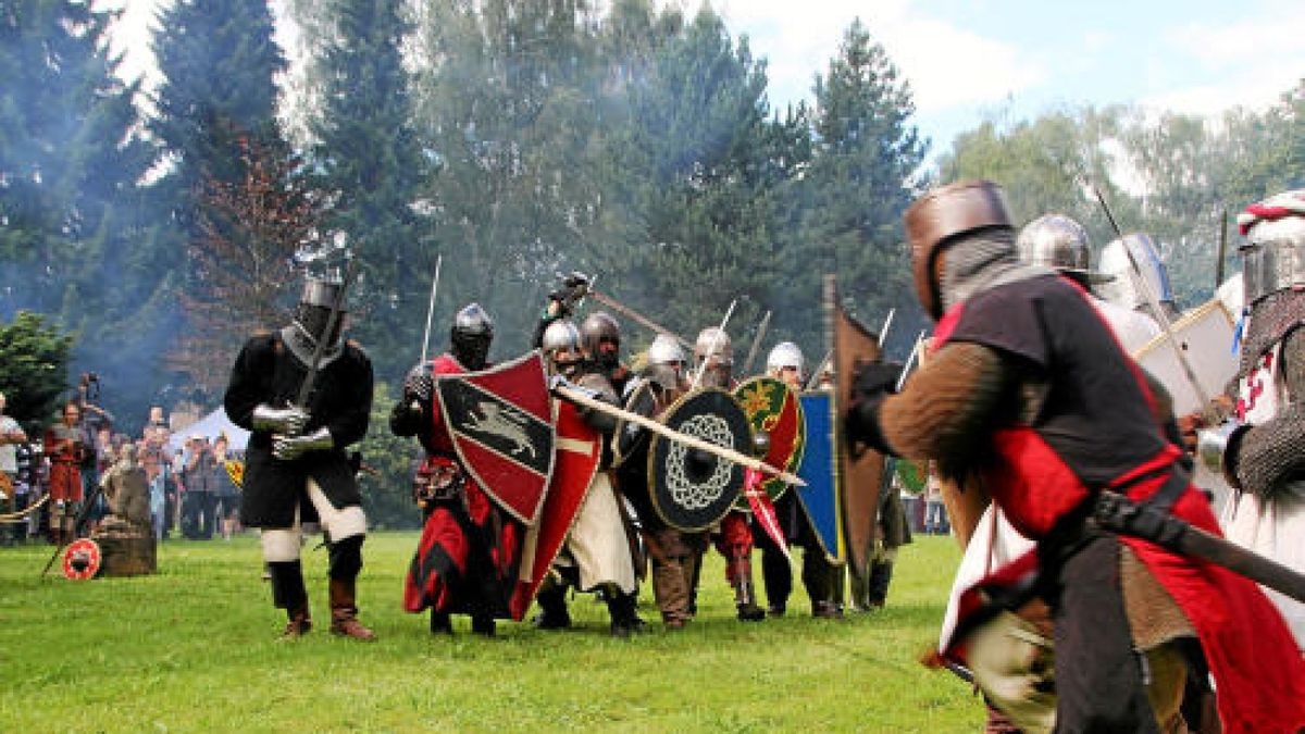 Hauen und Stechen wie zu Zeiten Luthers und davor: Mittelalterfest mit Thüringer Meisterschaften im Vollkontakt-Kampf, Heerlager und Markttreiben im Stadt- und Kurpark anlässlich der Luther-Festwoche in Tambach-Dietharz. Foto: Wieland-Fischer